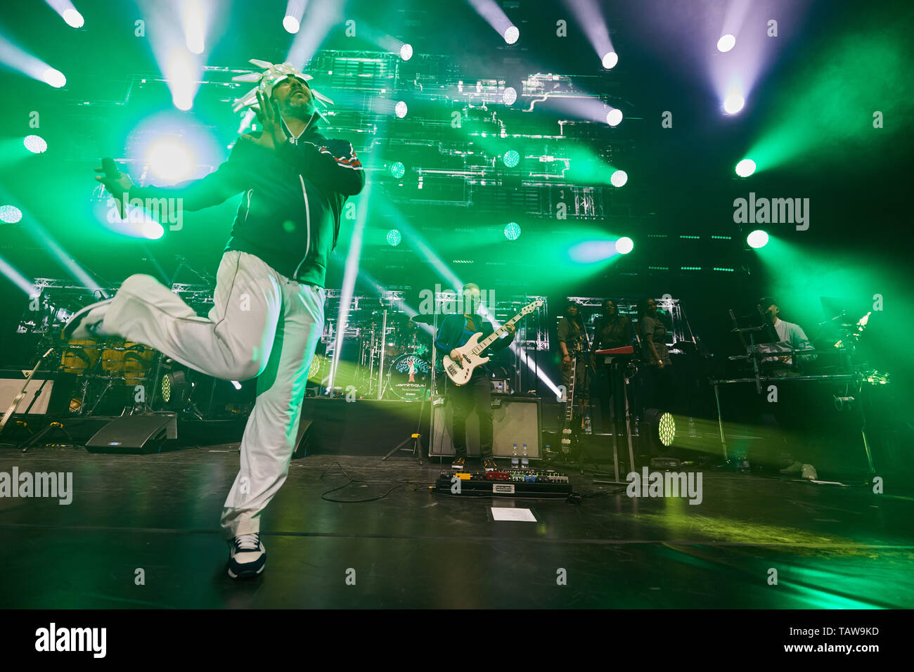 Hamburg, Deutschland. 28 Mai, 2019. Jay Kay (l), Sänger und Bandleader, und Mitglieder der Britischen acid jazz band "Jamiroquai" werden auf der Bühne während eines Konzertes in der barclaycard Arena. Quelle: Georg Wendt/dpa/Alamy leben Nachrichten Stockfoto