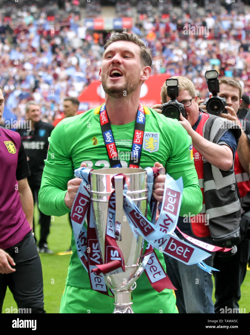 London, Großbritannien. 27. Mai, 2019. Aston Villa Torwart Jed Steer feiert den Aufstieg in die Premiership während der efl Sky Bet Meisterschaft Play-Off Finale zwischen Aston Villa und Derby County im Wembley Stadion, London, England am 27. Mai 2019. Foto von Ken Funken. Nur die redaktionelle Nutzung, eine Lizenz für die gewerbliche Nutzung erforderlich. Keine Verwendung in Wetten, Spiele oder einer einzelnen Verein/Liga/player Publikationen. Credit: UK Sport Pics Ltd/Alamy leben Nachrichten Stockfoto