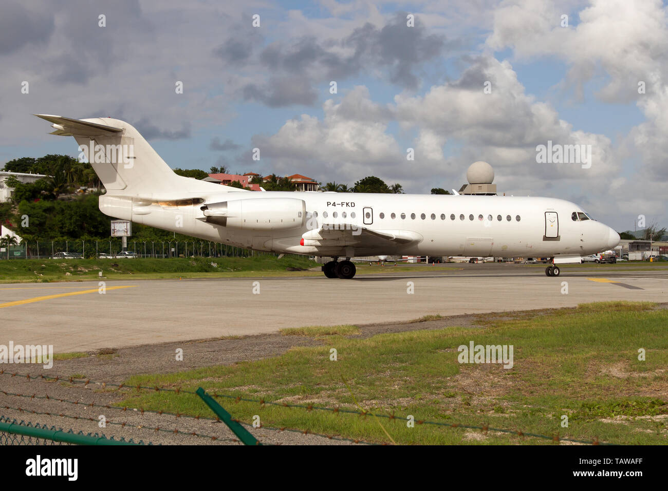 Simpson Bay, Saint Martin. 7 Dez, 2016. Eine Insel Air Aruba Fokker 70 gesehen der Landung am Flughafen Princess Juliana gerade über Maho Beach. Credit: Fabrizio Gandolfo/SOPA Images/ZUMA Draht/Alamy leben Nachrichten Stockfoto