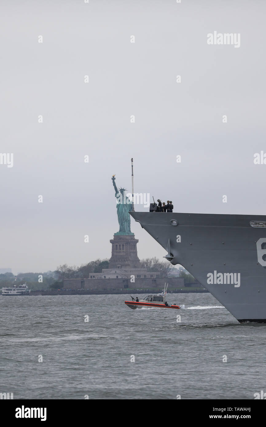 New York, New York, USA. 28 Mai, 2019. Ticonderoga-Klasse Lenkwaffen-kreuzer USS Stadt Hue (CG66) ist nach dem Verlassen der Brooklyn Cruise Terminal am Dienstag, dem 28., besuchte er die Flotte Woche in New York City. Credit: William Volcov/ZUMA Draht/Alamy leben Nachrichten Stockfoto