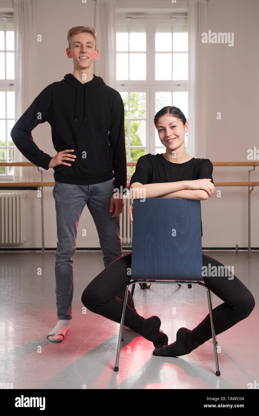 Dresden, Deutschland. 09 Mai, 2019. Die Schüler Niklas Jendrics und Alderya Avci stehen oder sitzen in einem tanzsaal der Palucca Hochschule für Tanz. (Zu "Palucca Studenten brauchen grosszügige Sponsoren für ihre Spitze tanzen') Quelle: Sebastian Kahnert/dpa-Zentralbild/dpa/Alamy leben Nachrichten Stockfoto