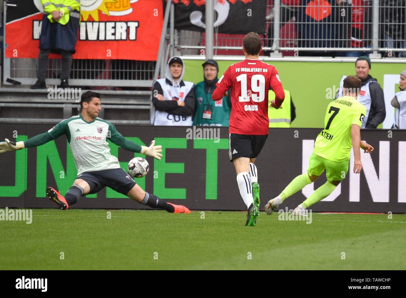Ingolstadt, Deutschland. 28 Mai, 2019. Ziel 1-2 für Maximilian DITTGEN (WI), Aktion, Torschuss versus Philipp TSCHAUNER, Torwart. (IN). Fussball 2. Bundesliga / FC Ingolstadt - SV Wehen Wiesbaden 2-3, Relegation, Liga 2, Saison 2018/19 am 28.05.2019. AUDI SPORTPARK., DFL VERORDNUNG UNTERSAGEN DIE VERWENDUNG VON FOTOGRAFIE ALS BILD-SEQUENZEN UND/ODER QUASI-VIDEO. | Verwendung der weltweiten Kredit: dpa/Alamy leben Nachrichten Stockfoto