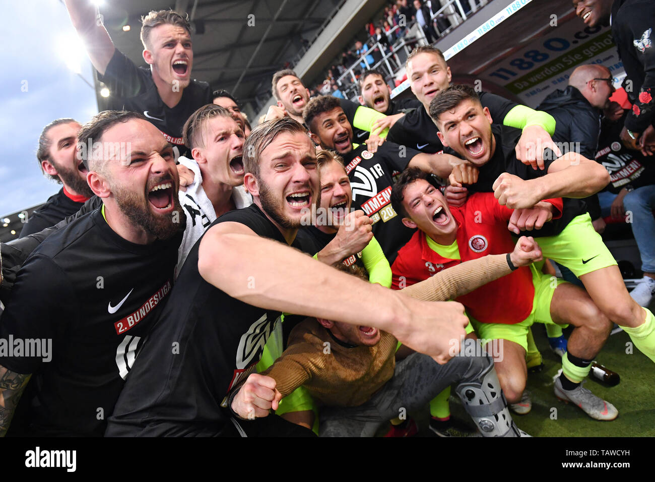 Ingolstadt, Deutschland. 28 Mai, 2019. Spieler feiern den Aufstieg in die 2. Liga-Jubel, Freude und Begeisterung. Aktion. Fussball 2. Bundesliga / FC Ingolstadt - SV Wehen Wiesbaden 2-3, Relegation, Liga 2, Saison 2018/19 am 28.05.2019. AUDI SPORTPARK., DFL VERORDNUNG UNTERSAGEN DIE VERWENDUNG VON FOTOGRAFIE ALS BILD-SEQUENZEN UND/ODER QUASI-VIDEO. | Verwendung der weltweiten Kredit: dpa/Alamy leben Nachrichten Stockfoto