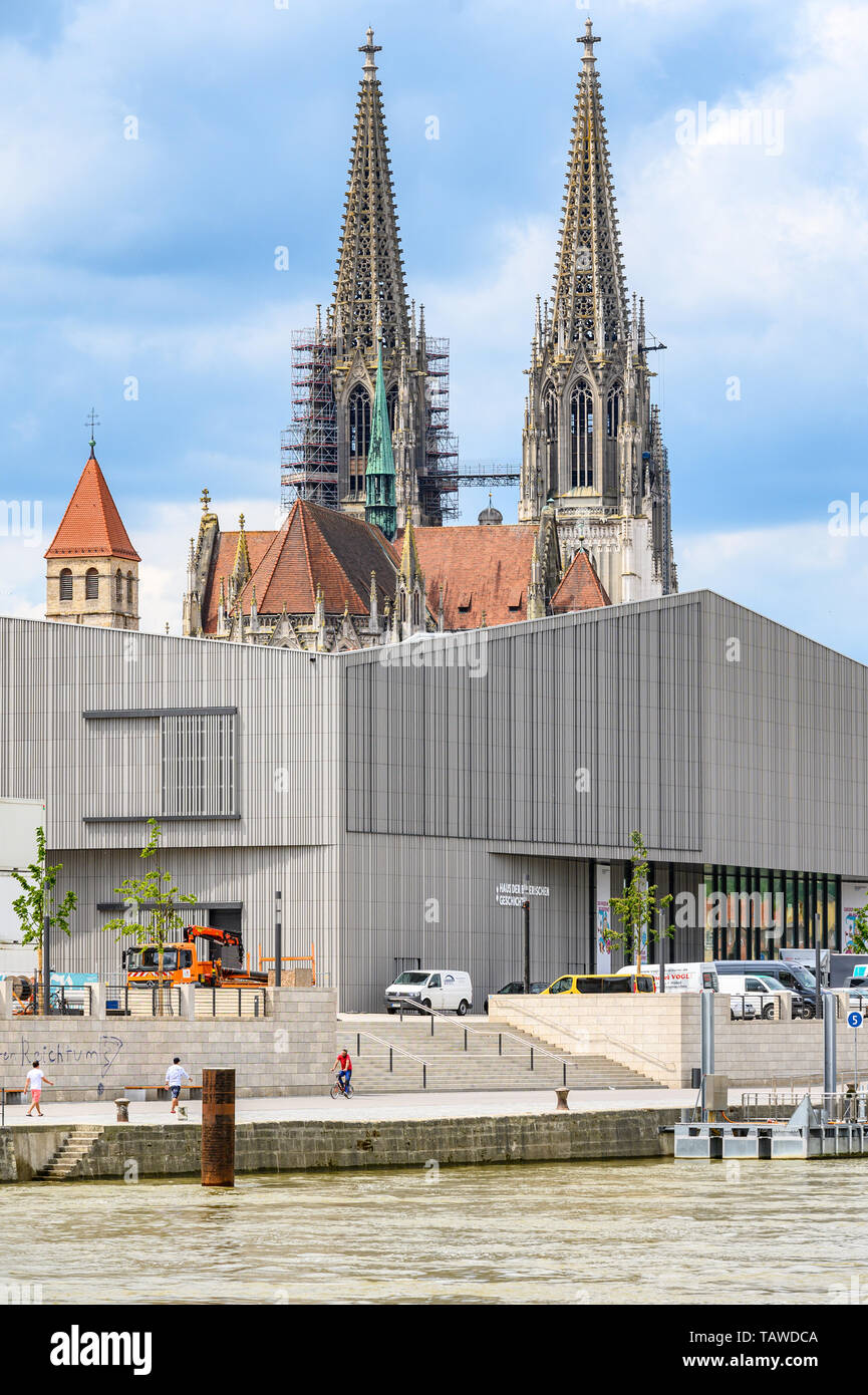 Regensburg, Deutschland. 27. Mai, 2019. Das Museum des Hauses der Bayerischen Geschichte auf der Donau, im Hintergrund die Kathedrale St. Peter. Foto: Armin Weigel/dpa/Alamy leben Nachrichten Stockfoto