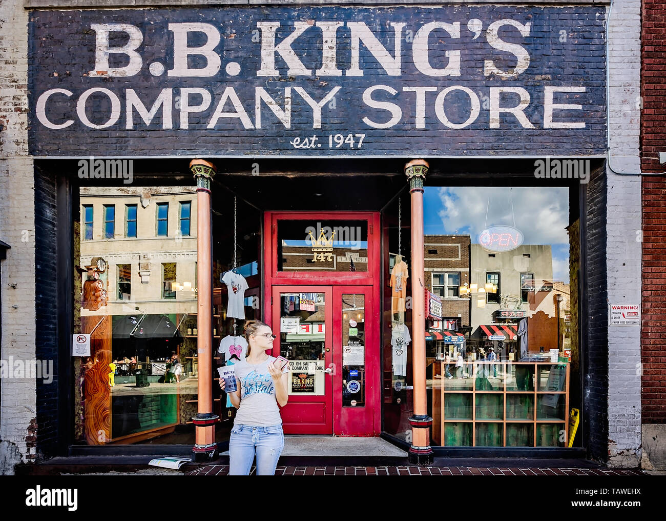 Eine Frau steht außerhalb B.B. King's Company Store, Sept. 12, 2015 in Memphis, Tennessee. B.B. Der König war ein US-amerikanischer Blues Musiker, der in Memphis lebten. Stockfoto