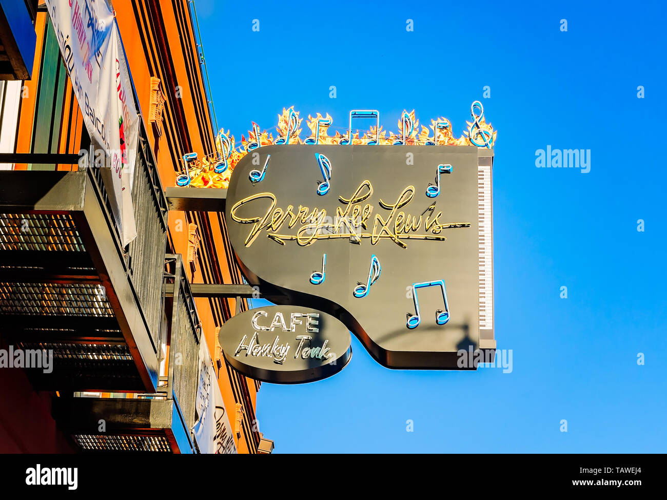 Ein Schild hängt, außerhalb der Jerry Lee Lewis Cafe und Honky Tonk, Sept. 12, 2015 in Memphis, Tennessee. Stockfoto