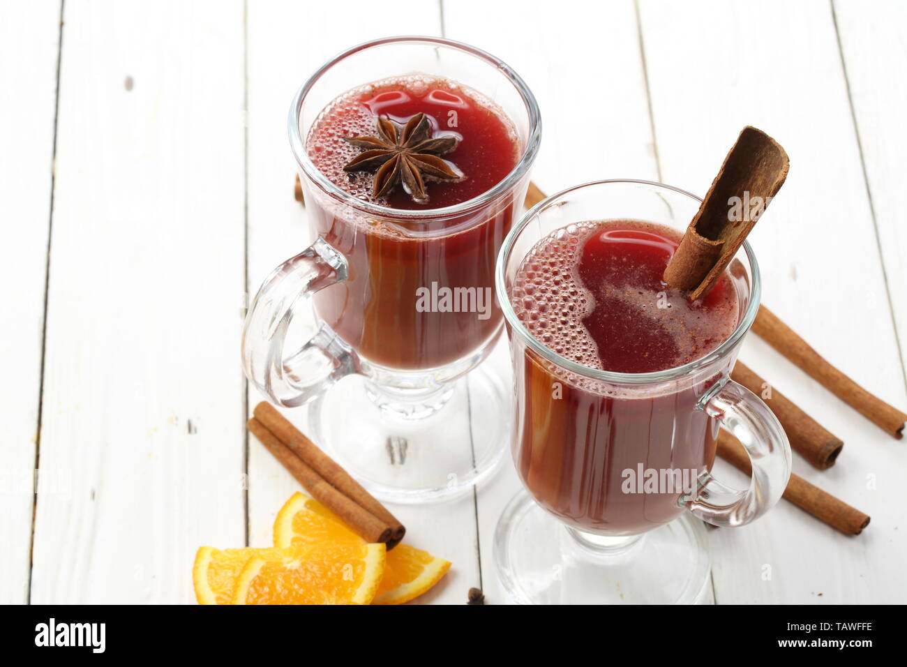 Gläser mit Glühwein auf einem weißen Tisch Stockfoto