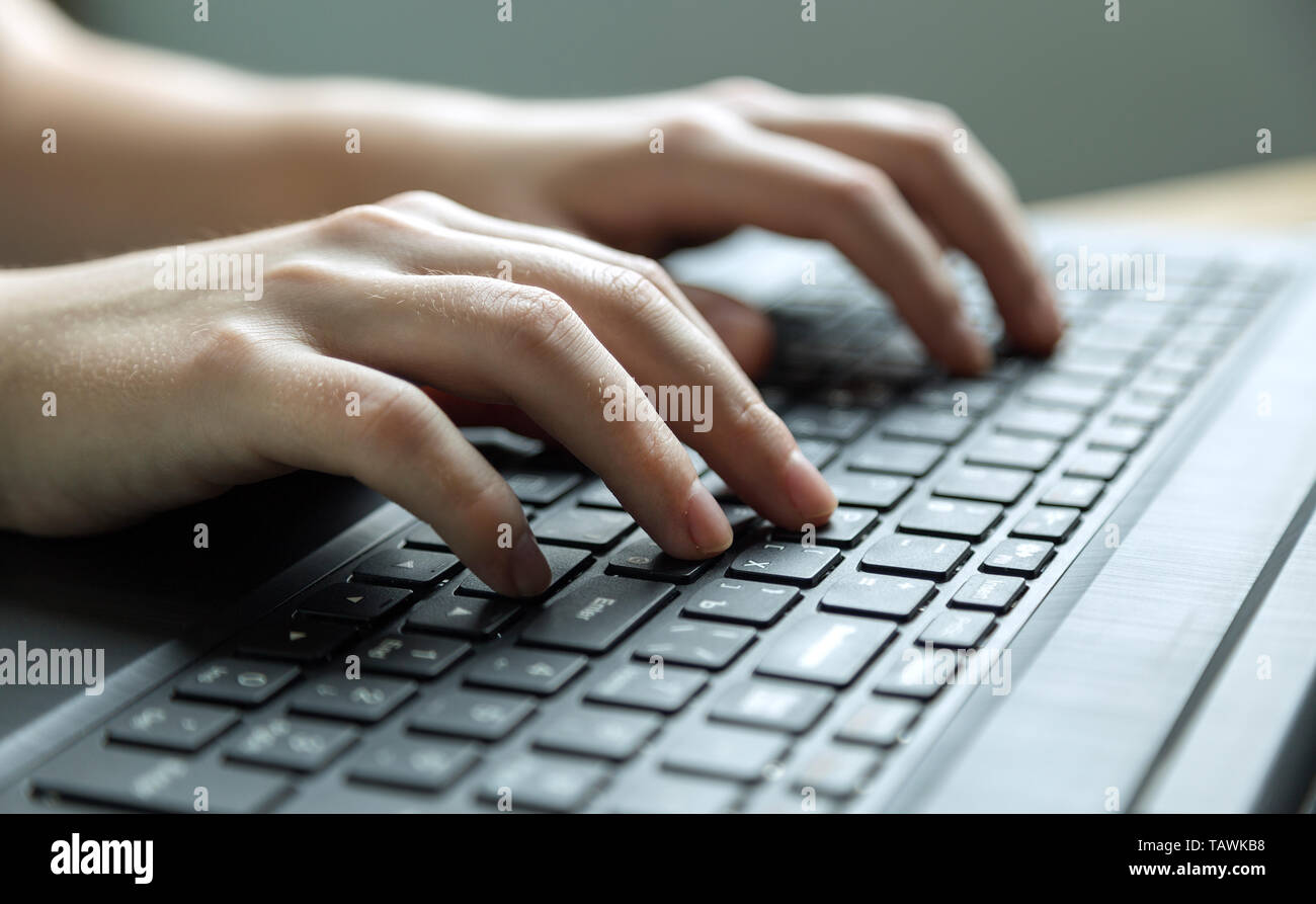 Die Hände auf der Tastatur, in der Nähe Stockfoto