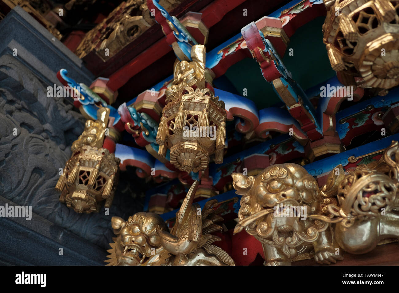 Decke Dekorationen der taoistischen Zushi Tempel entlang der alten Straße in Sanxia Sanxia District, Taipei, Taiwan. Qingshui, vor Ort als Zushi-Gong oder Chóo-su bekannt - Hongkong ist der wichtigste Gott zushi Tempel verehrt. Stockfoto