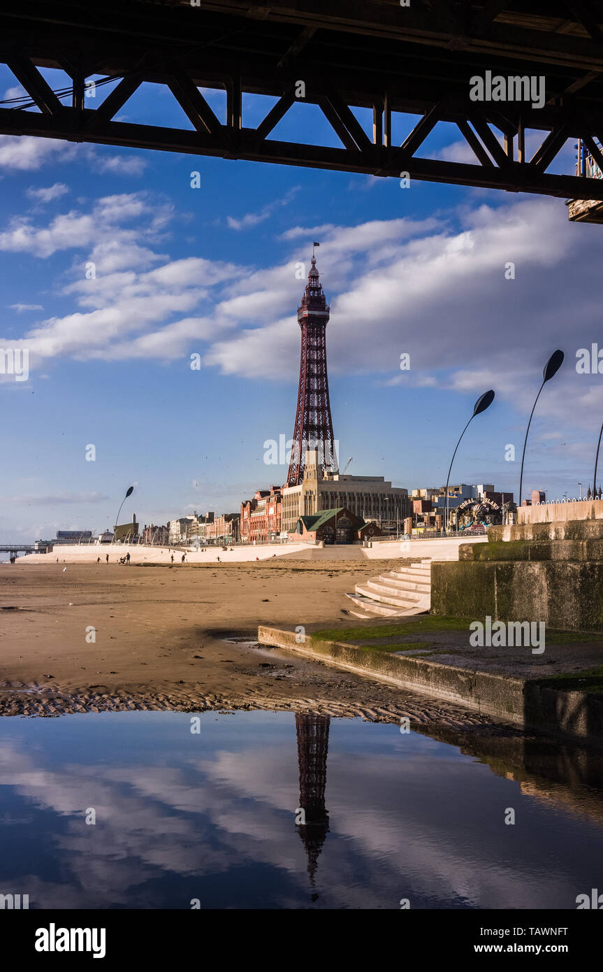 Blackpool Tower und alten Woolworth Building unter Central Pier gesehen, in Wasser Stockfoto