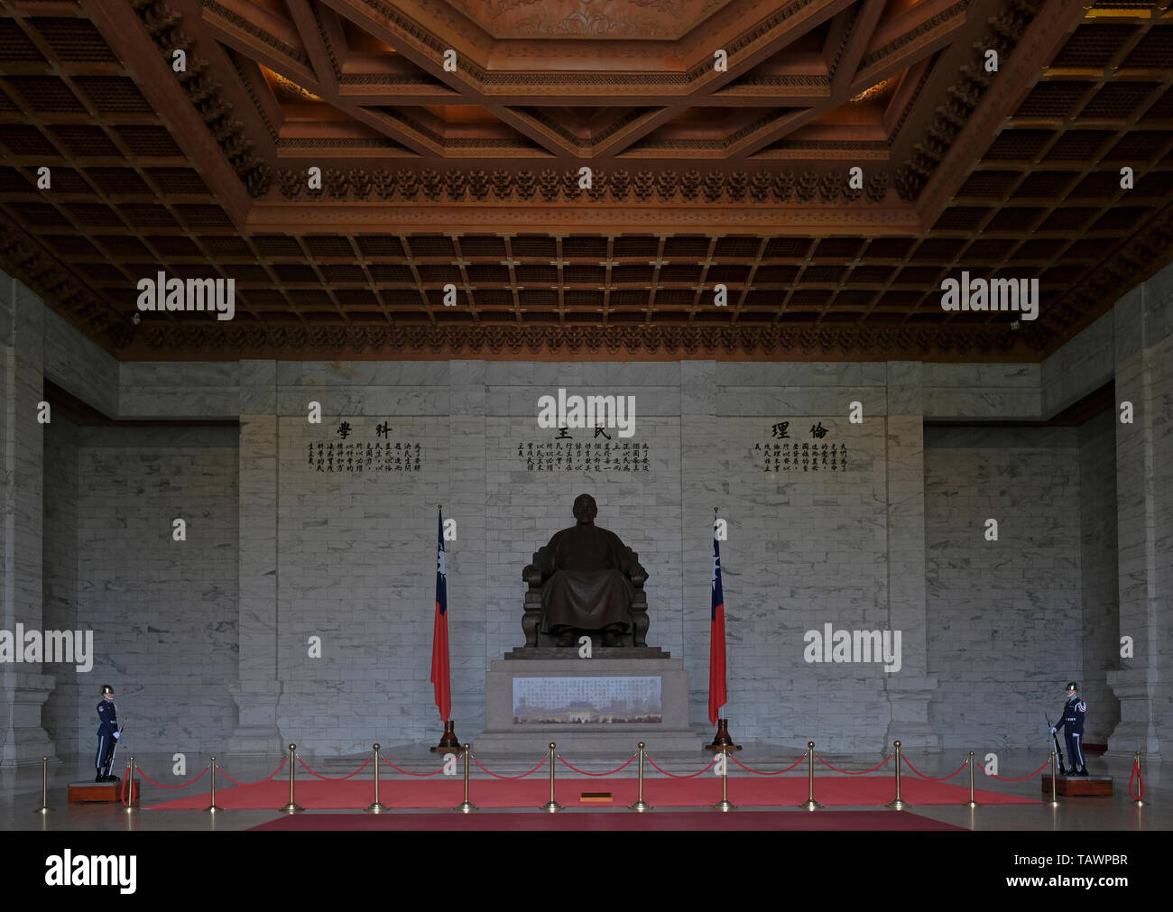 Die Ehrengarde stehen fest vor der Statue von Chiang Kai-shek in der Hauptkammer der Chiang Kai-shek Gedenkhalle, die zum Gedenken an Generalissimo Chiang Kai-shek, den ehemaligen Präsidenten der Republik China, im Bezirk Zhongzheng in Taipeh, Taiwan, errichtet wurde Stockfoto