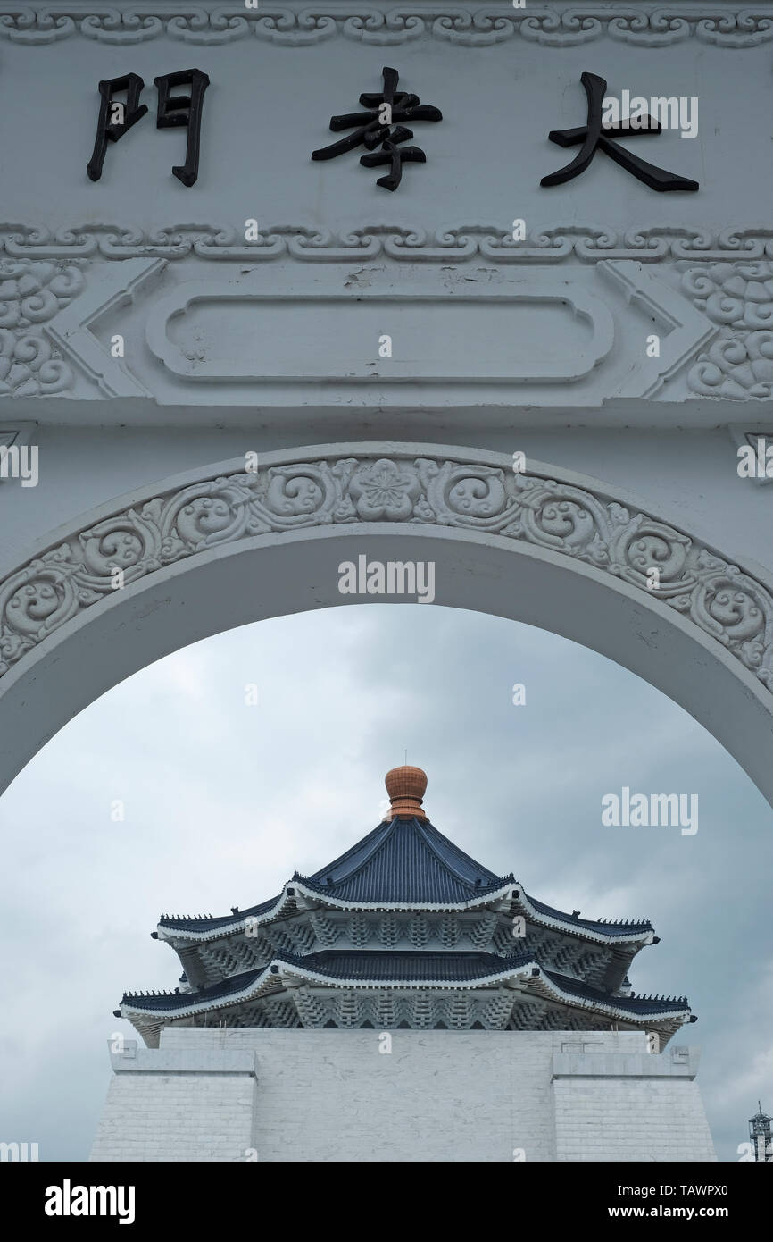Eingang des Komplexes der Nationalen Chiang Kai-shek Memorial Hall errichtet in Erinnerung an generalissimus Chiang Kai-shek, der ehemalige Präsident der Republik China in Zhongzheng District, Taipei, Taiwan Stockfoto