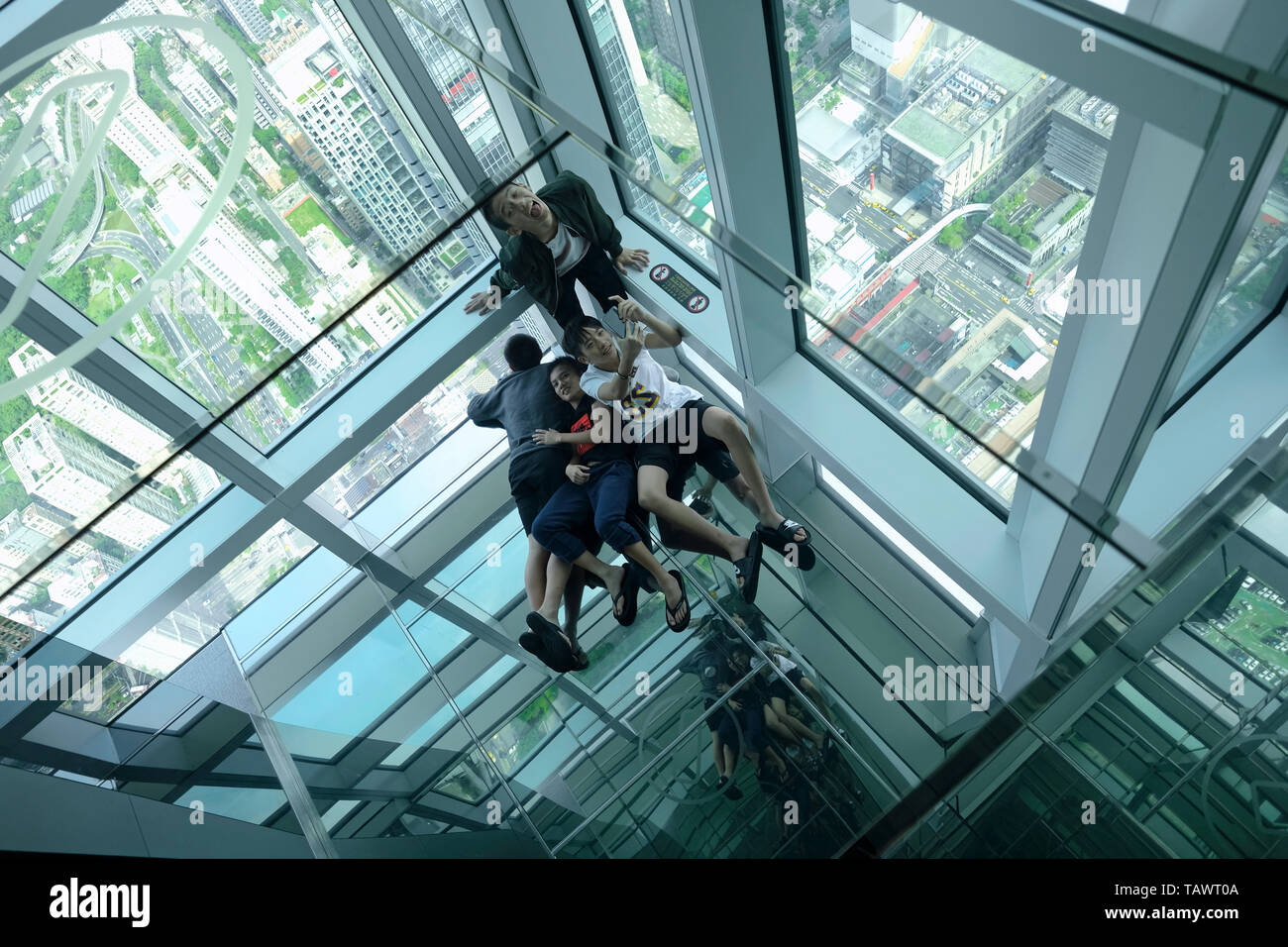 Besucher auf der obersten Etage des Taipei 101 ein Wahrzeichen supertall Wolkenkratzer in Xinyi District, Taipei, Taiwan. Stockfoto