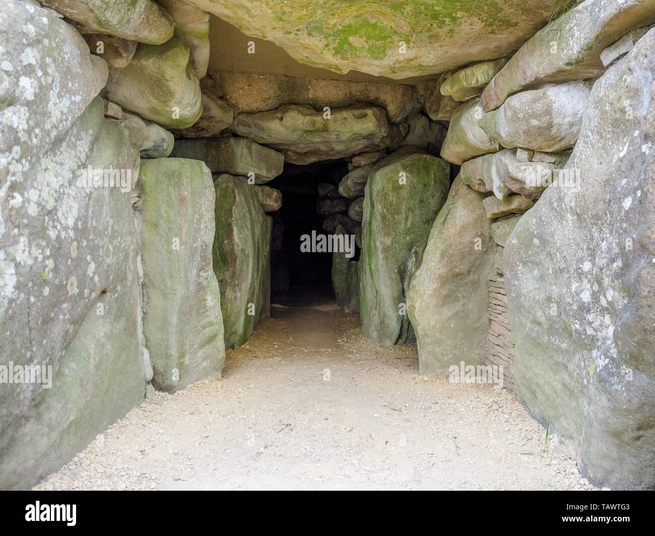 West Kennet Long Barrow ist eine neolithische Grab oder Barrow, auf einem markanten Chalk ridge gelegen, in der Nähe von Silbury Hill, anderthalb Meilen südlich von Avebury. Stockfoto