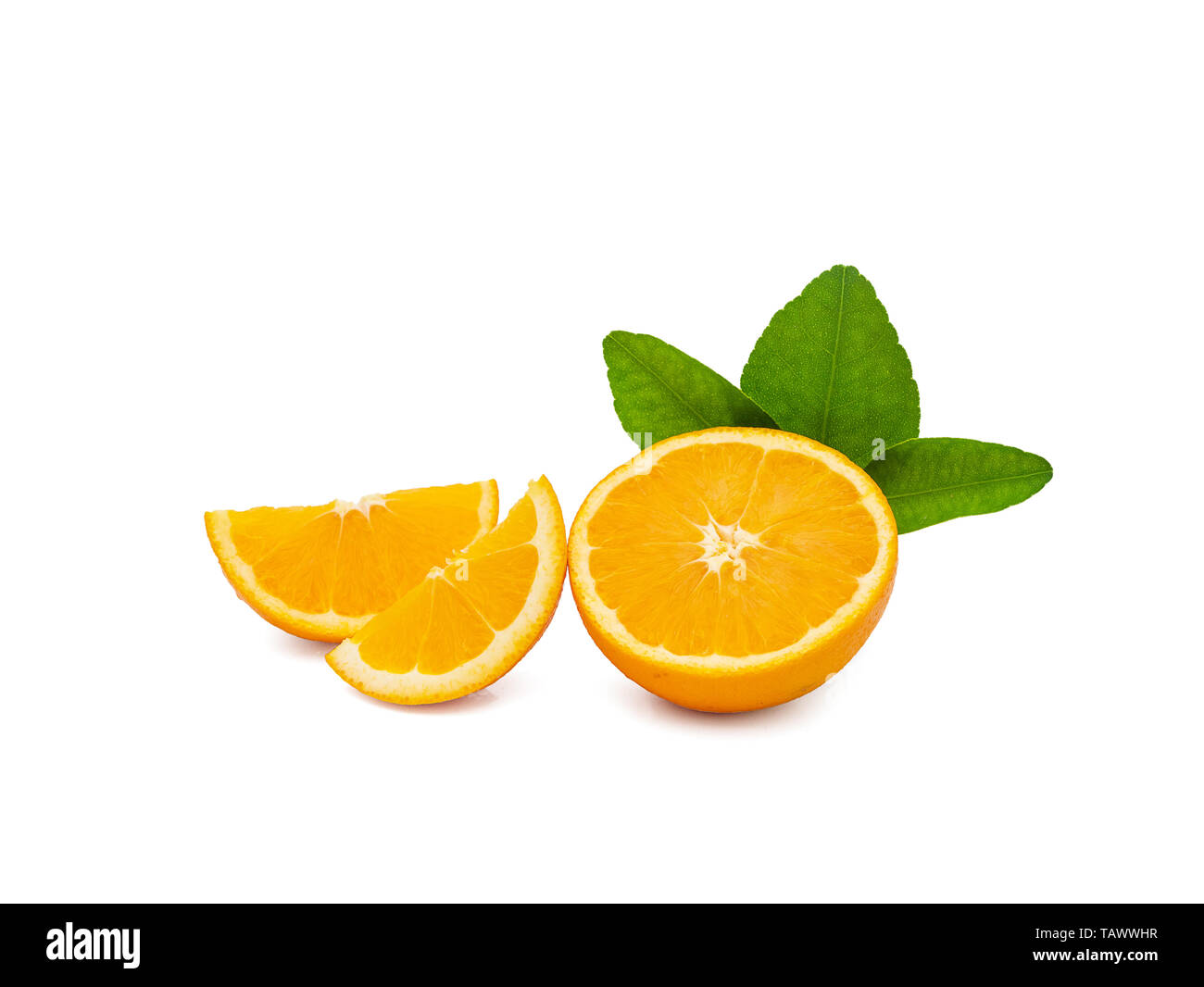 Eine Gruppe von frischen orange Früchte mit grünen Blättern, auf weißem Hintergrund mit Freistellungspfad isoliert. Obst Produkt anzeigen oder Montage, Studio shot Stockfoto