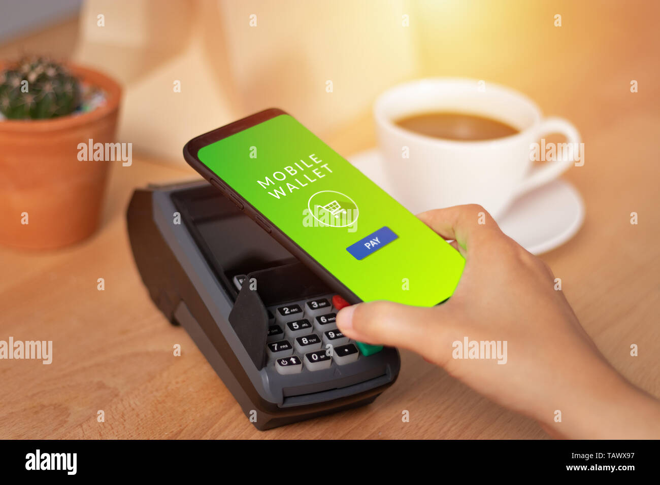 Bargeldlose Gesellschaft, Kunde zahlt Rechnung durch das Smartphone mit der NFC-Technologie in Cafe. Mobile Digital Wallet Technologie Konzept Stockfoto