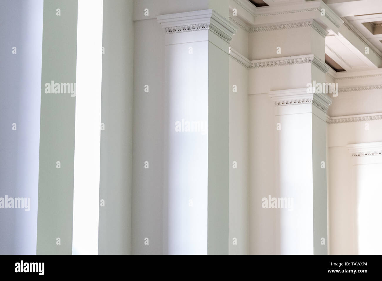Hintergrund der Innenwand mit weißen Säulen in der Zeile Stockfoto