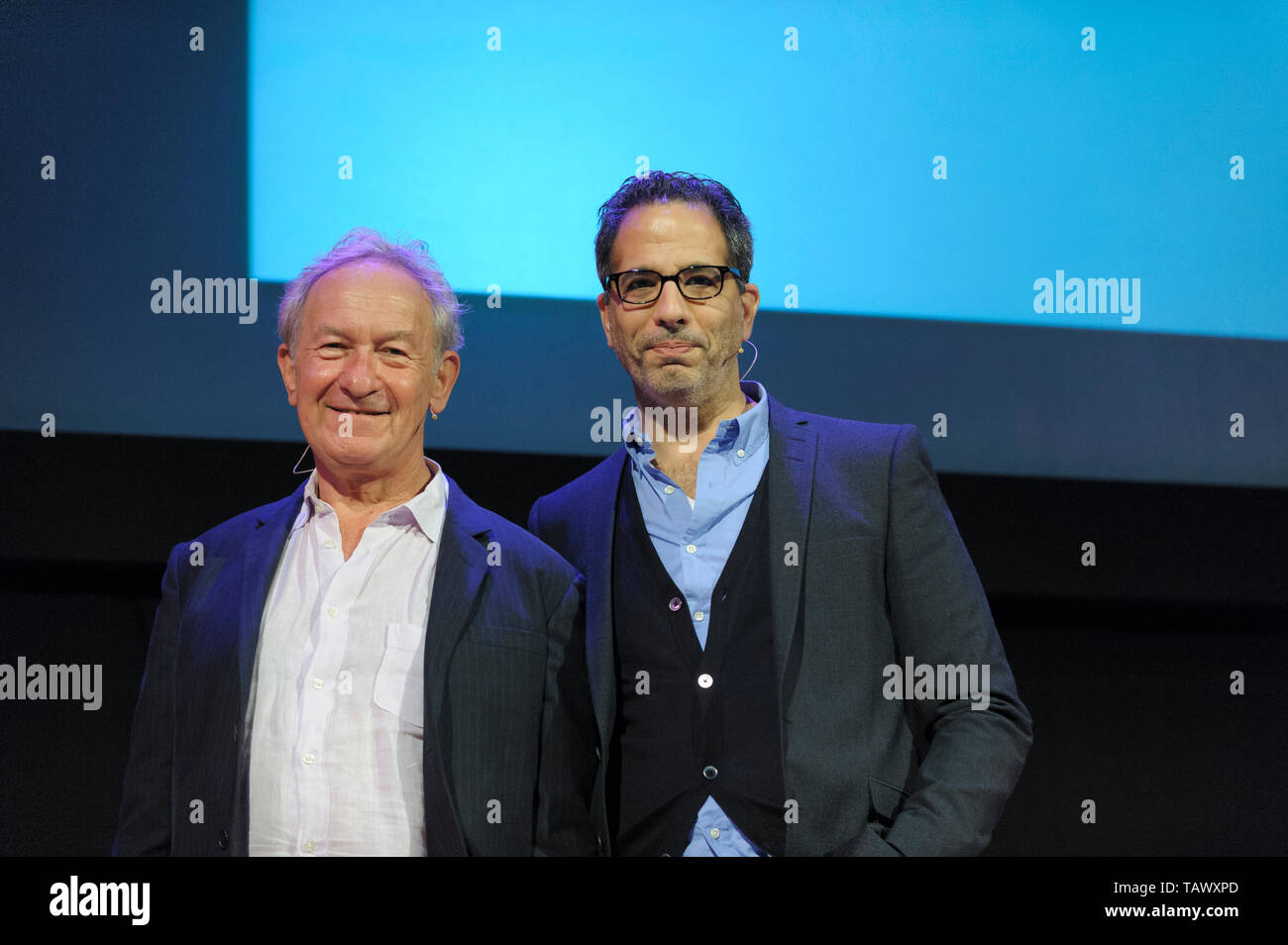 Simon Sharma mit Chef Yotam Ottolenghi am Cheltenham Literatur Festival, 9. Oktober 2014. Stockfoto