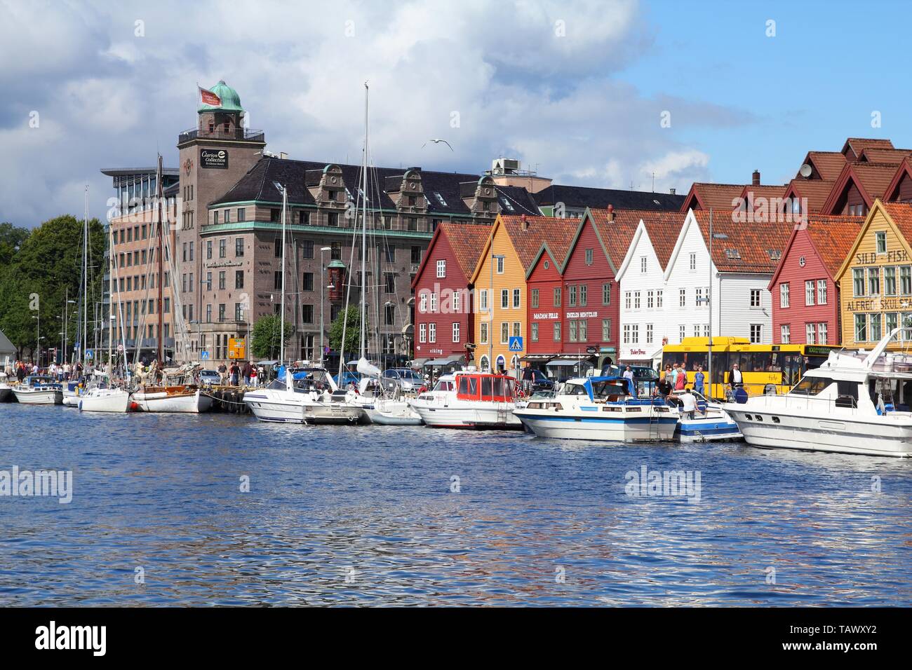BERGEN, Norwegen - 14 AUGUST, 2010: die Menschen besuchen Bryggen in Bergen, Norwegen. Bryggen ist ein UNESCO-Weltkulturerbe und eine der beliebtesten Bestimmungen Stockfoto