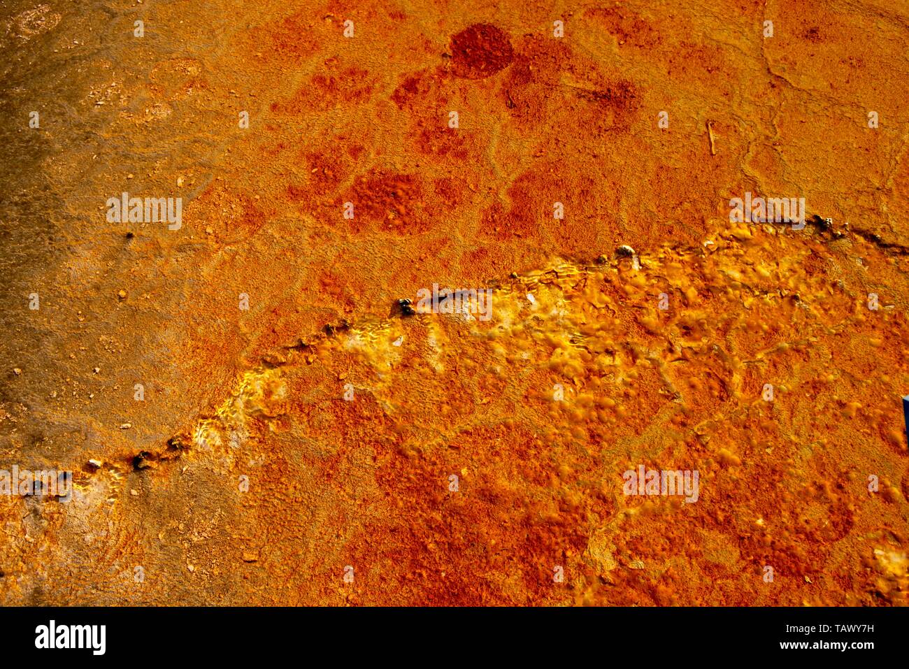 Eine goldene, Rusty Stream unten Stockfoto