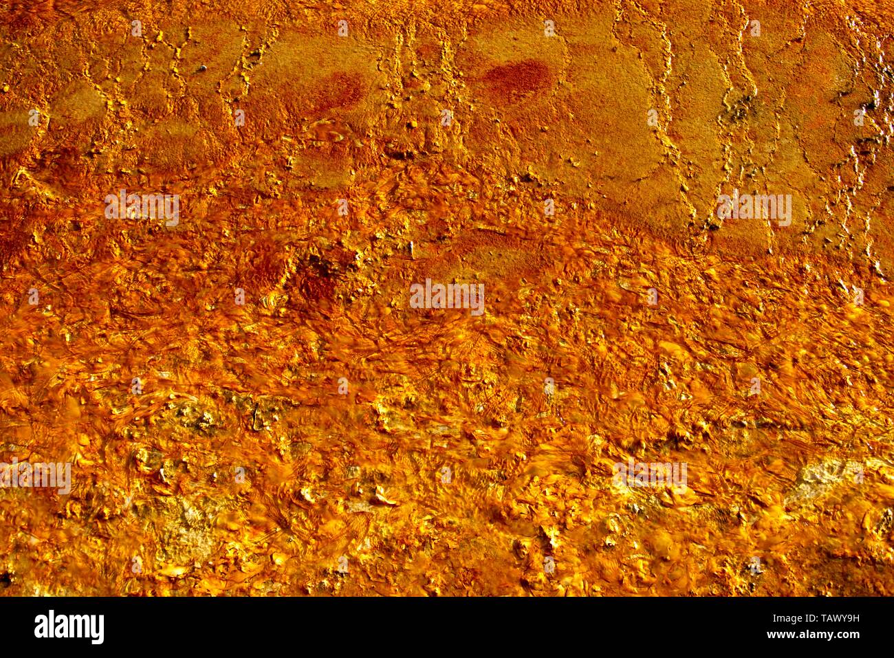 Eine goldene, Rusty Stream unten Stockfoto