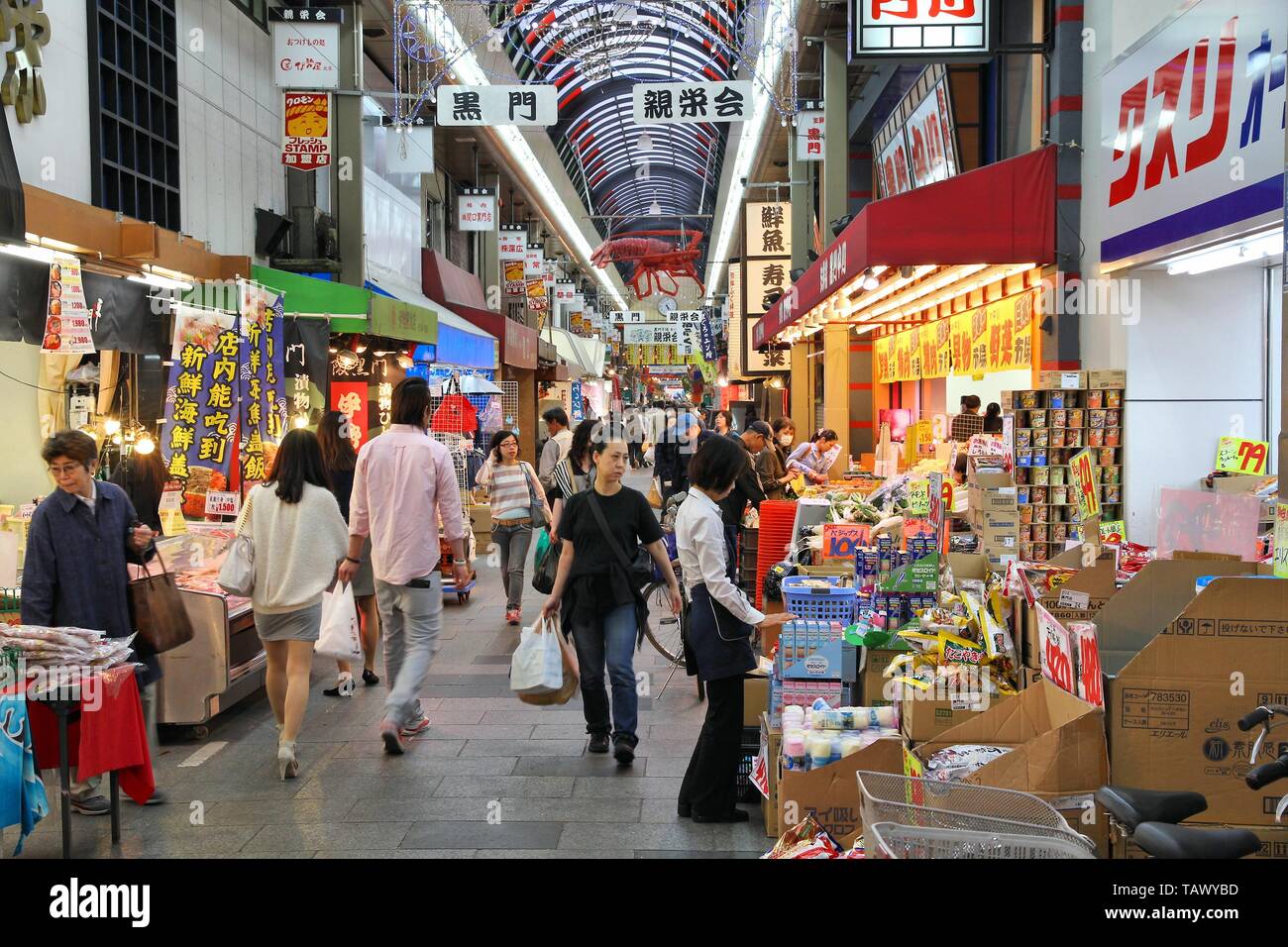 OSAKA, Japan - 25 April 2012: Shopper besuchen Nipponbashi: Kuromon Markt in Osaka, Japan. Laut Tripadvisor ist derzeit unter den Besten 3 shopp Stockfoto