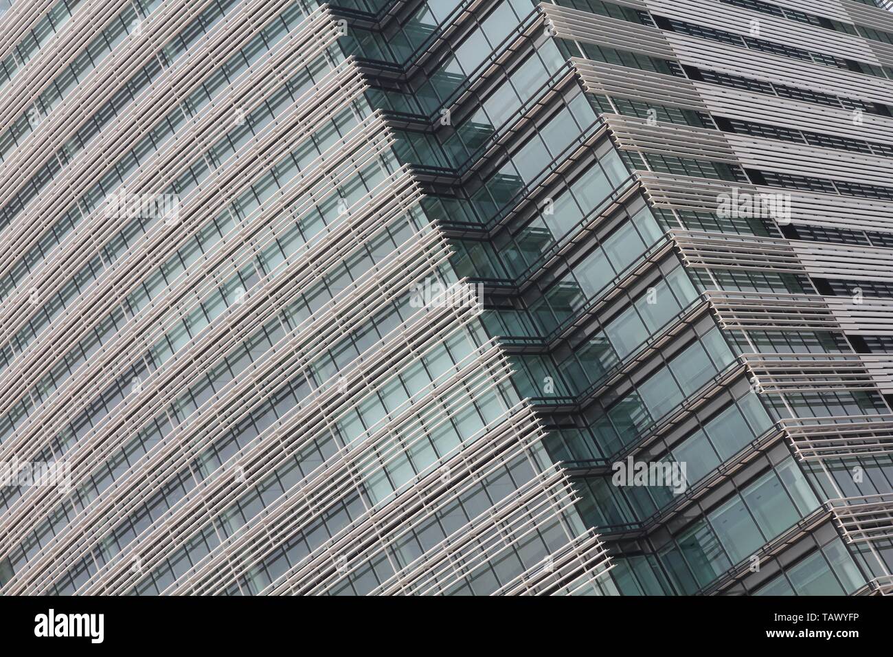 Moderne Architektur Hintergrund - Bürogebäude abstrakte Sicht in Yokohama, Japan Stockfoto