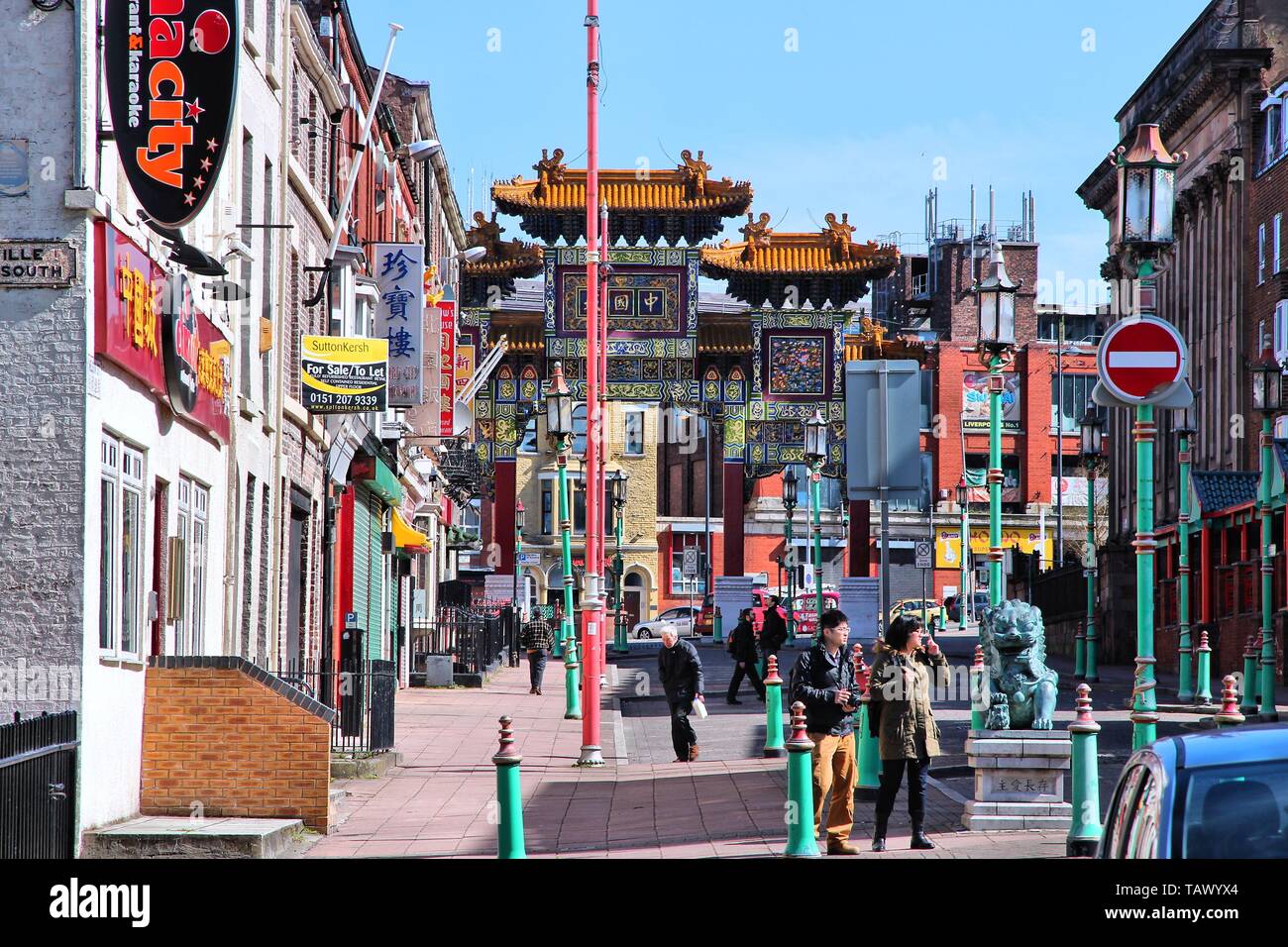 LIVERPOOL, Großbritannien - 20 April, 2013: die Menschen besuchen Sie Chinatown in Liverpool, Großbritannien. Es wird geschätzt, dass 1,7 Prozent der Liverpool ist der chinesischen Bevölkerung desc Stockfoto