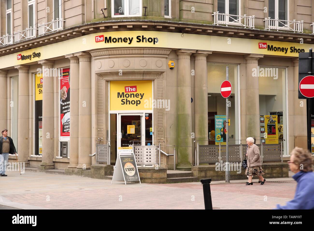 BOLTON, Großbritannien - 23 April, 2013: Das Geld Shop in Bolton, Großbritannien. Geld Shop ist Teil der Dollar Financial Group, ein Anbieter von Finanzdienstleistungen für Privatkunden. DFG-em Stockfoto