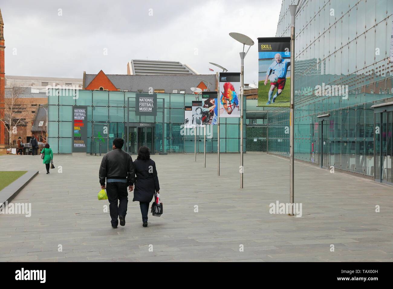 MANCHESTER, Großbritannien - 23 April, 2013: die Menschen besuchen National Football Museum in Manchester, UK. Nachdem es in 2012 geöffnet wurde, es wurde von 350.000 Menschen besucht. Stockfoto