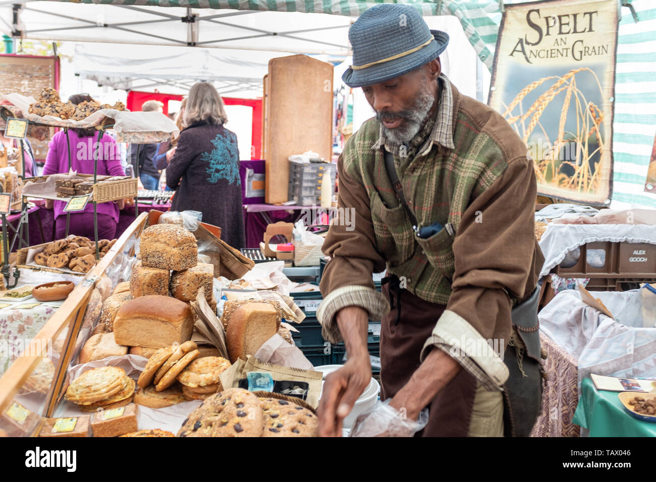 Spezialist Bäcker Verkauf von Brot am Markt, Totnes Totnes, Devon, Großbritannien Stockfoto