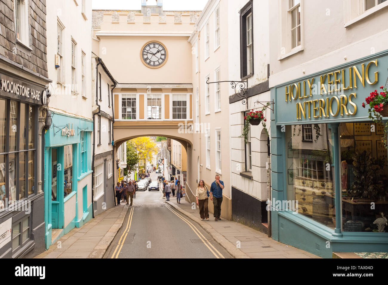 Town Clock und Main Street Shops auf Hügel, Totnes, Devon, Großbritannien Stockfoto