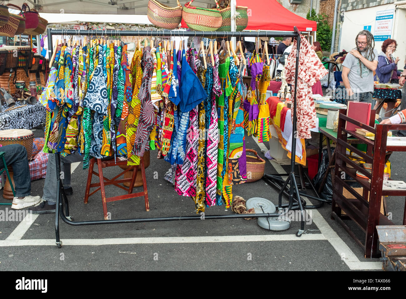 Bunte Kleider zum Verkauf am Markt, Totnes Totnes, Devon, Großbritannien Stockfoto