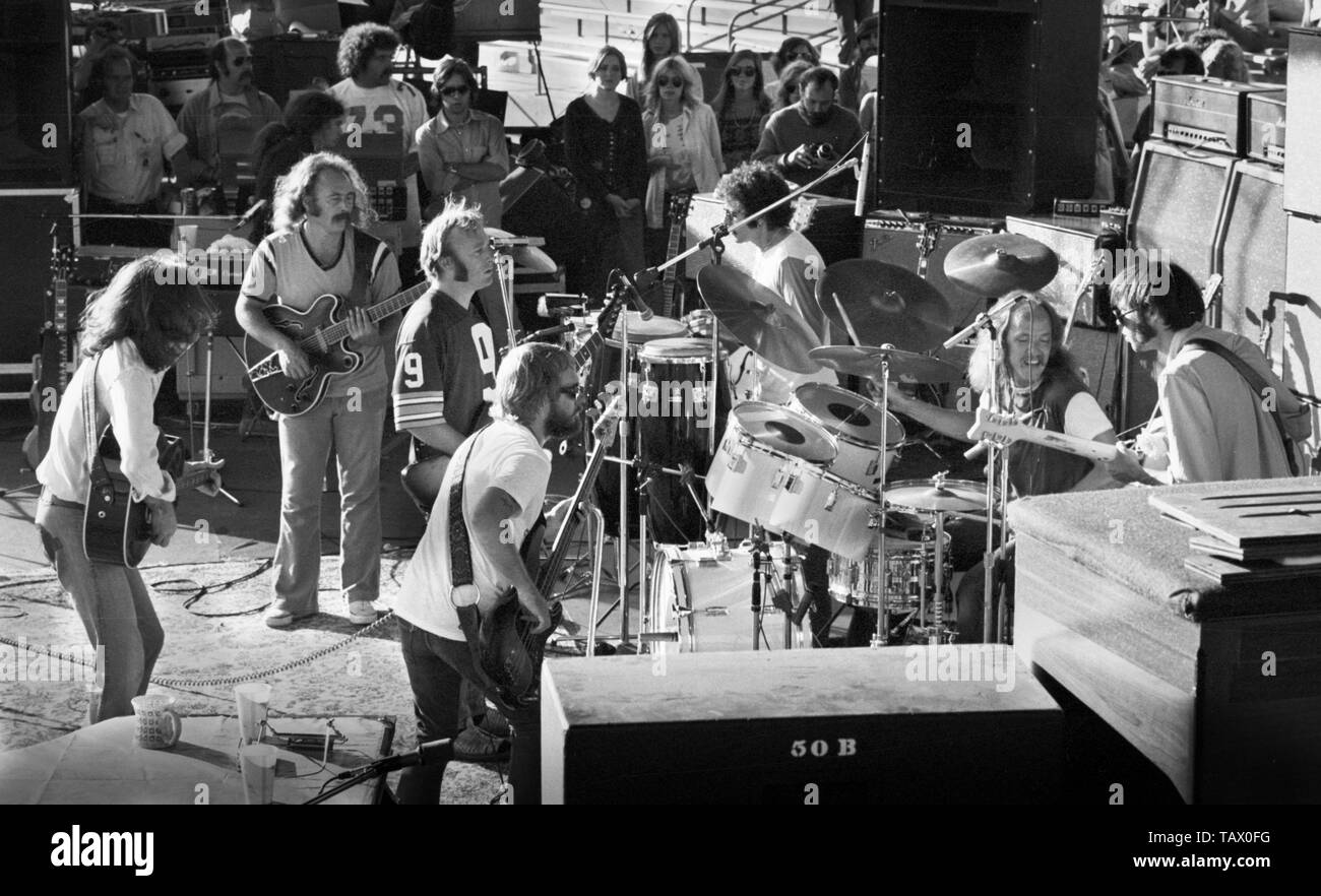 OAKLAND, USA - 14. Juli: CROSBY, STILLS, NASH & YOUNG live auf der Bühne am Oakland, Kalifornien am 14. Juli 1974 während ihres 1974 US Tour. L-R Graham Nash, David Crosby, Stephen Stills, Tim Drummond (Bass), Joe Lala (Percussion), Russ Kunkel (Schlagzeug), Neil Young. (Foto von Gijsbert Hanekroot) Stockfoto