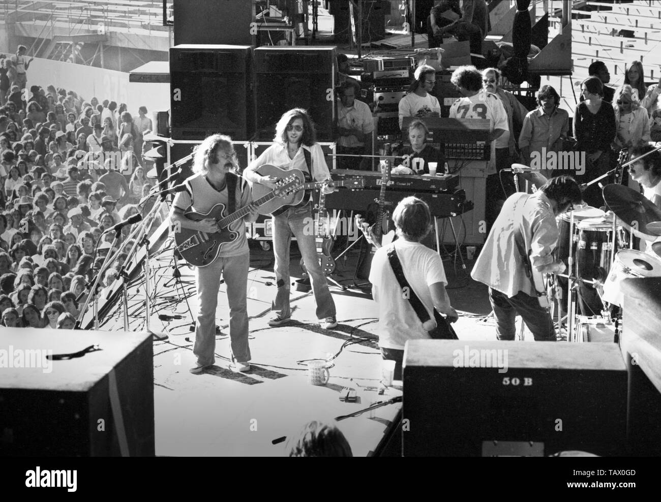 OAKLAND, USA - 14. Juli: CROSBY, STILLS, NASH & YOUNG live auf der Bühne am Oakland, Kalifornien am 14. Juli 1974 während ihres 1974 US Tour. L-R David Crosby, Graham Nash, Tim Drummond (Bass), Stephen Stills, Neil Young, Russ Kunkel (Drums), (Foto von Gijsbert Hanekroot) Stockfoto