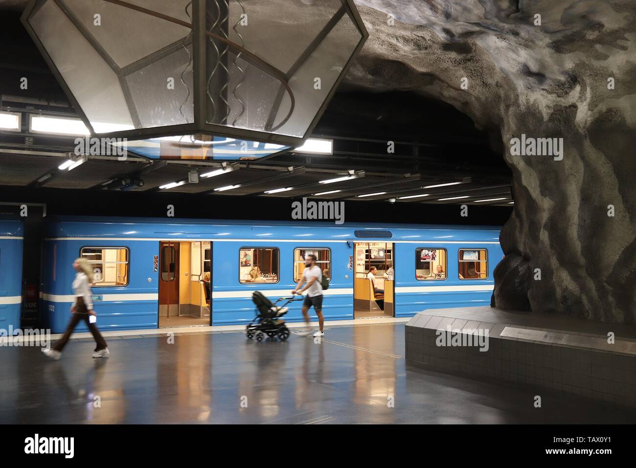 STOCKHOLM, Schweden - 24. AUGUST 2018: die Stockholmer U-Bahn (T-bana) U-Bahn Station in Schweden. Stockholm Metro ist für seine künstlerischen Station interio bekannt Stockfoto