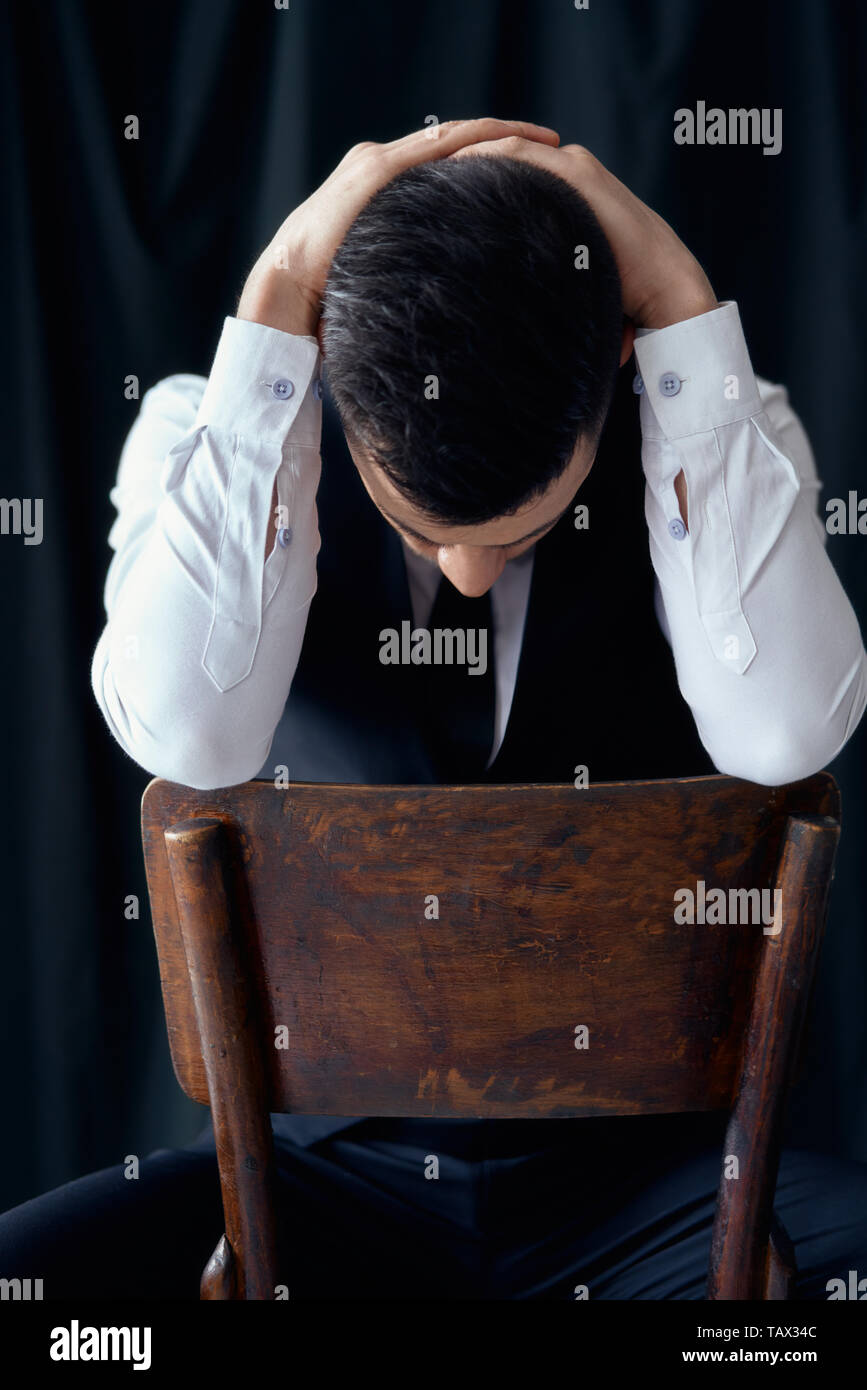 Müde und gelangweilt aussehenden Mann mit Kopf durch die Hände. Krise, Depression Konzept Stockfoto