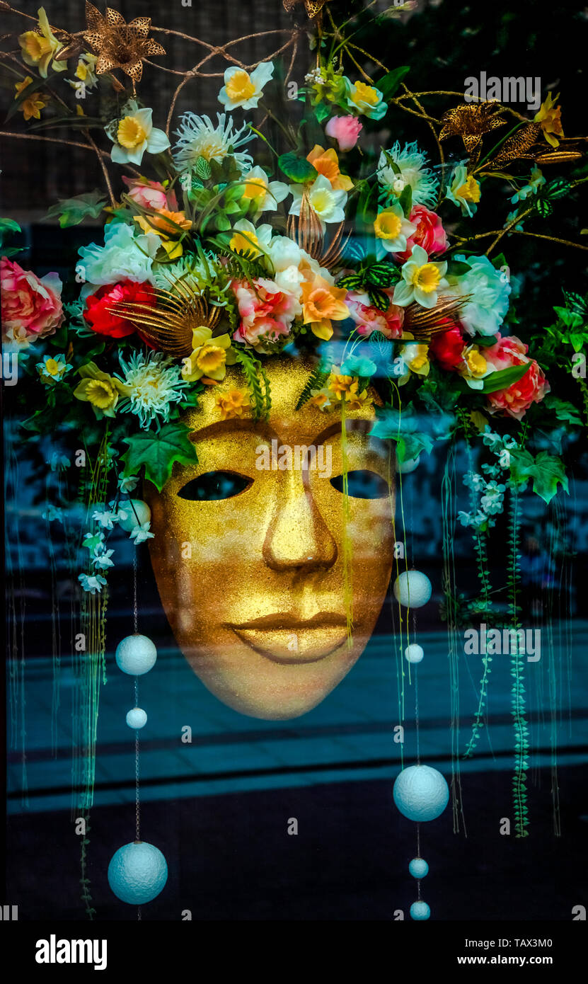 05 14 2019 Russland, Gebiet Brjansk. Wunderschön eingerichtete Gold Maske in einem Schaufenster. Stockfoto