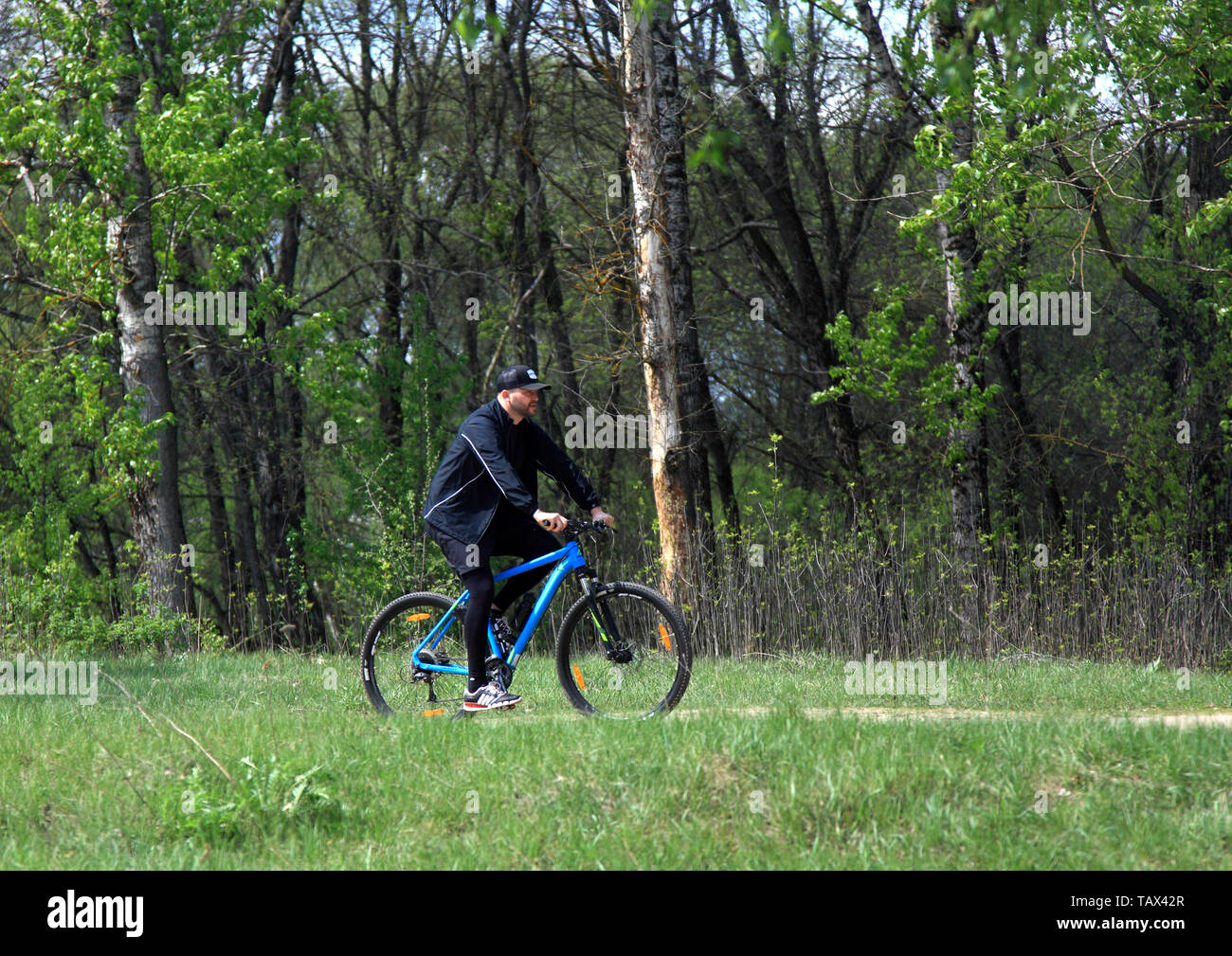 05 05 2019 Russland, Gebiet Brjansk. Ein Mann mit dem Fahrrad im Park. Stockfoto