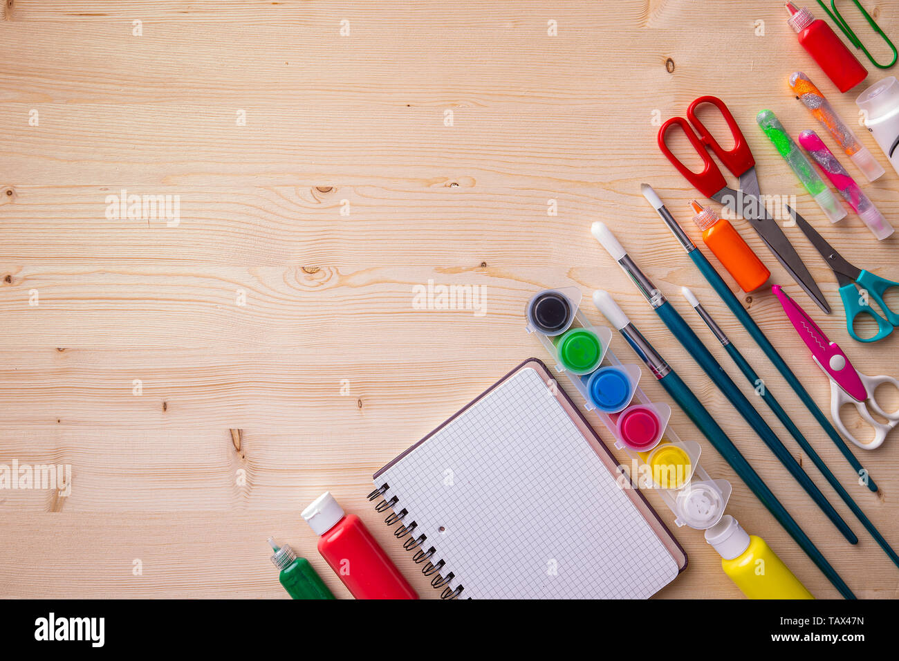 Zurück zu Schule. Elemente für die Schule auf einem Holztisch Stockfoto