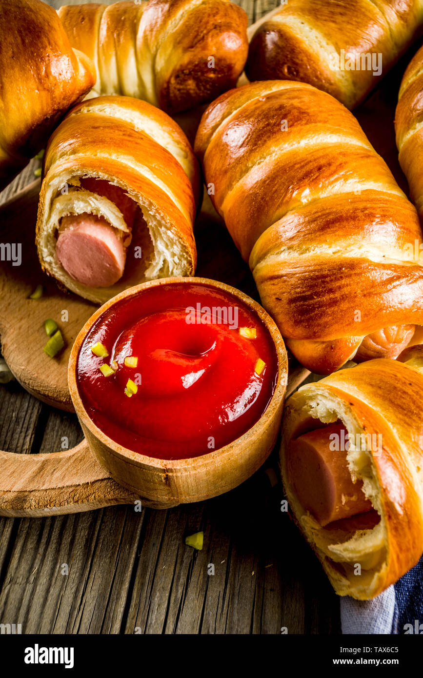 Brezel gewickelt Hot Dogs mit Würstchen mit Ketchup Sauce, dunklen Hintergrund Kopie Raum Stockfoto