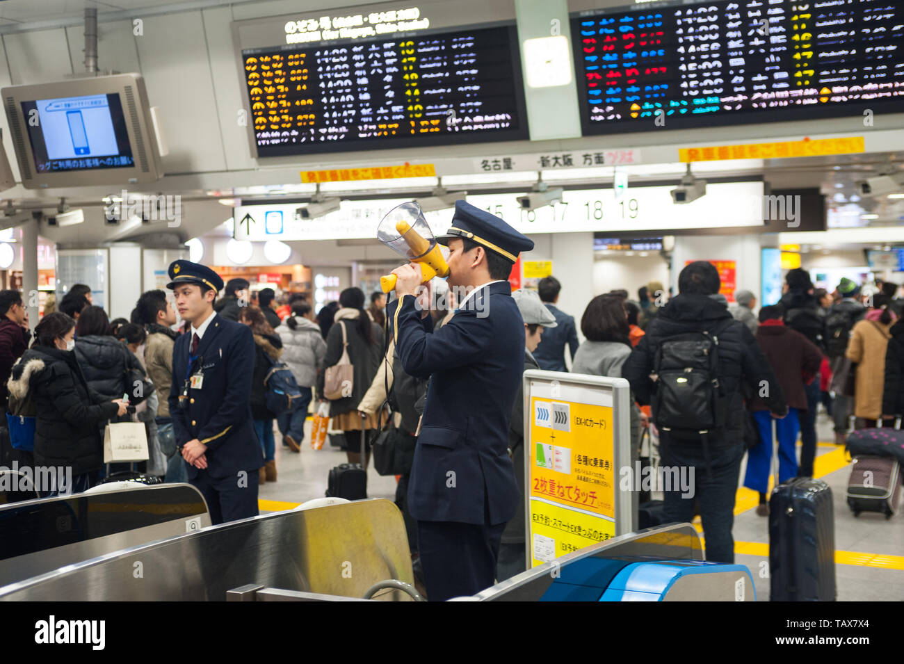 30.12.2017, Tokyo, Kanto, Japan - Pendler und Reisende Stream durch automatische ticket Barrieren am Bahnhof von Tokio. Es ist der verkehrsreichste Bahnhof Stockfoto