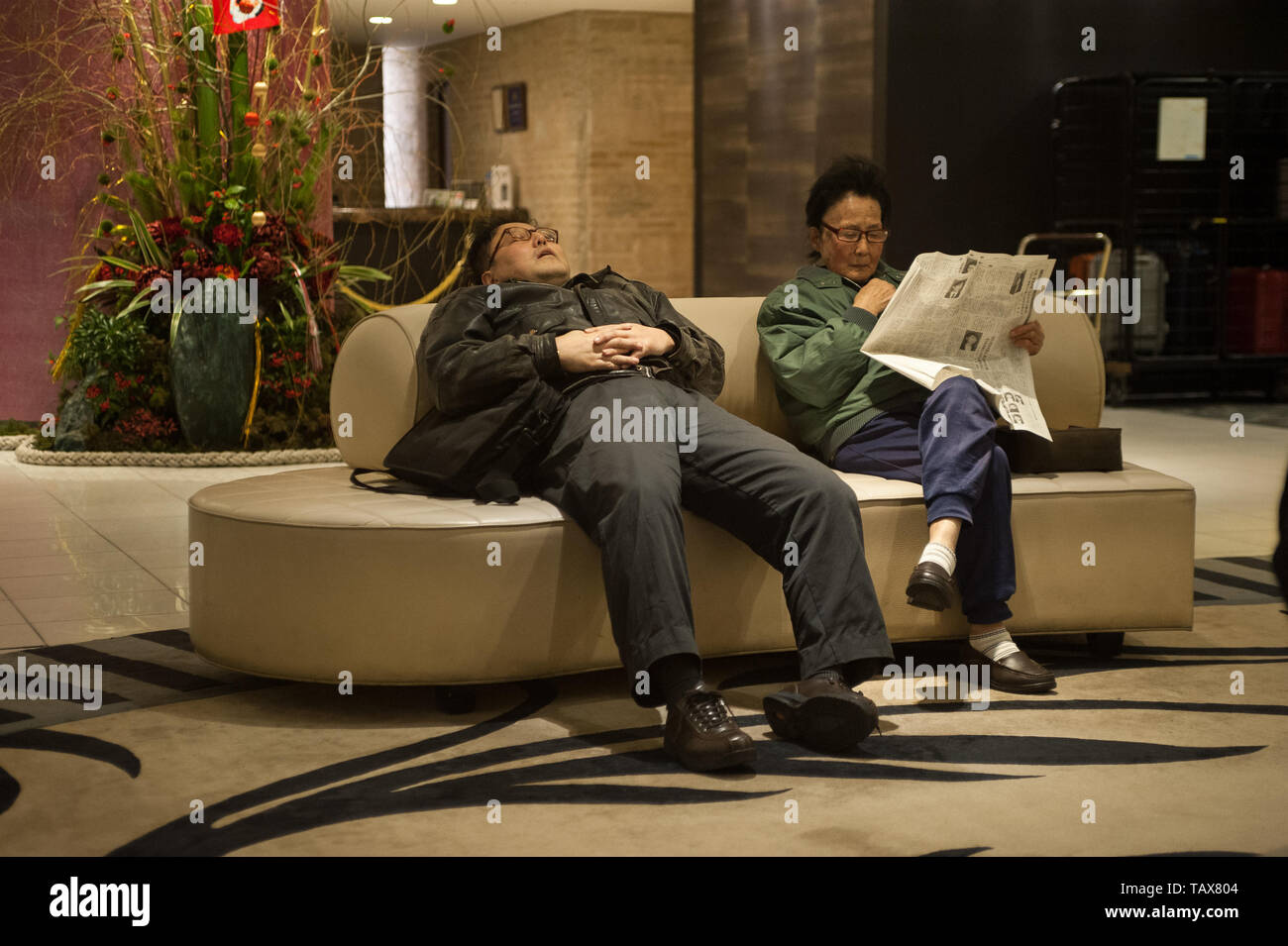 30.12.2017, Tokyo, Kanto, Japan - zwei Gäste auf einer Couch in der Lobby des Metropolitan Edmont Hotel. 0 SL 171230 D 041 CAROEX.JPG [MODELL RELEA Stockfoto
