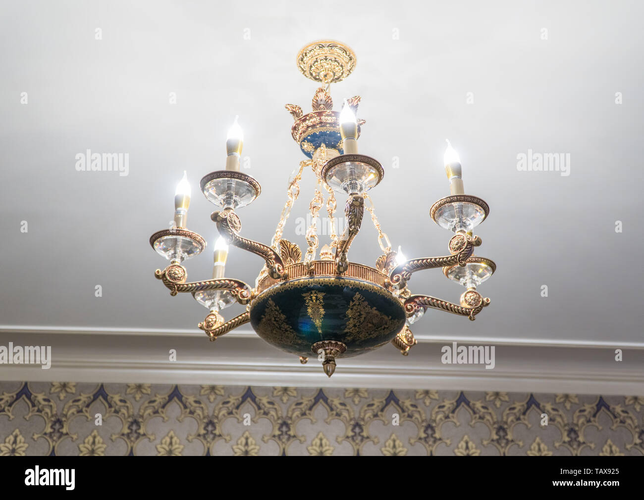 Luxus Kristall Kronleuchter Hingen An Der Decke Stockfoto
