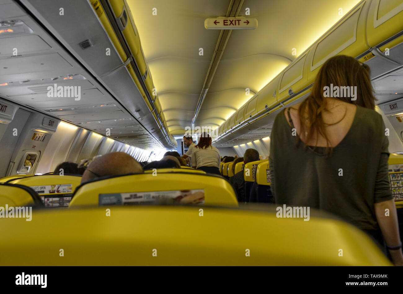 Flughafen Caselle, Provinz Turin, Region Piemont, Italien. 14. Juni 2018. Innenansicht des Ryanair Flug nach London Stansted Flughafen. Passagiere befördert. Stockfoto