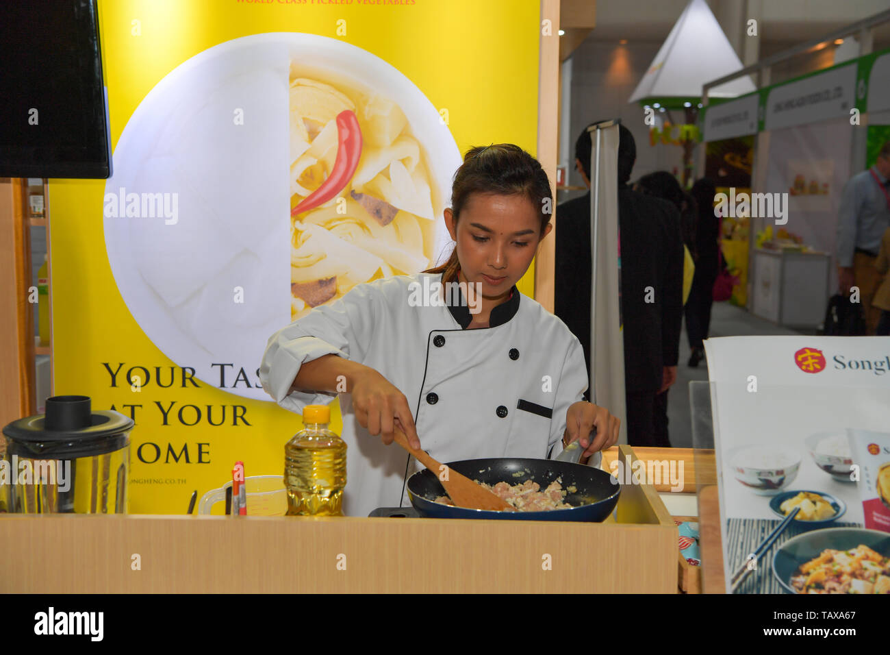 NONTHABURI - Mai 28: Köche kochen Demonstrationen für Besucher und Kunden in während der Ausstellung der THAIFEX - World of food ASIA 2019 am 28. Mai, 2. Stockfoto