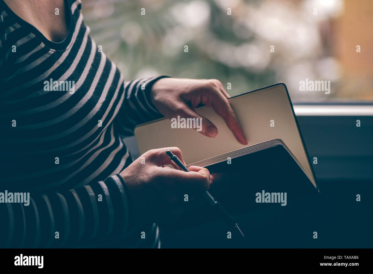 Schwangere Frau eine Schwangerschaft Tagebuch, in der Nähe der Hände schreiben im Notebook Stockfoto