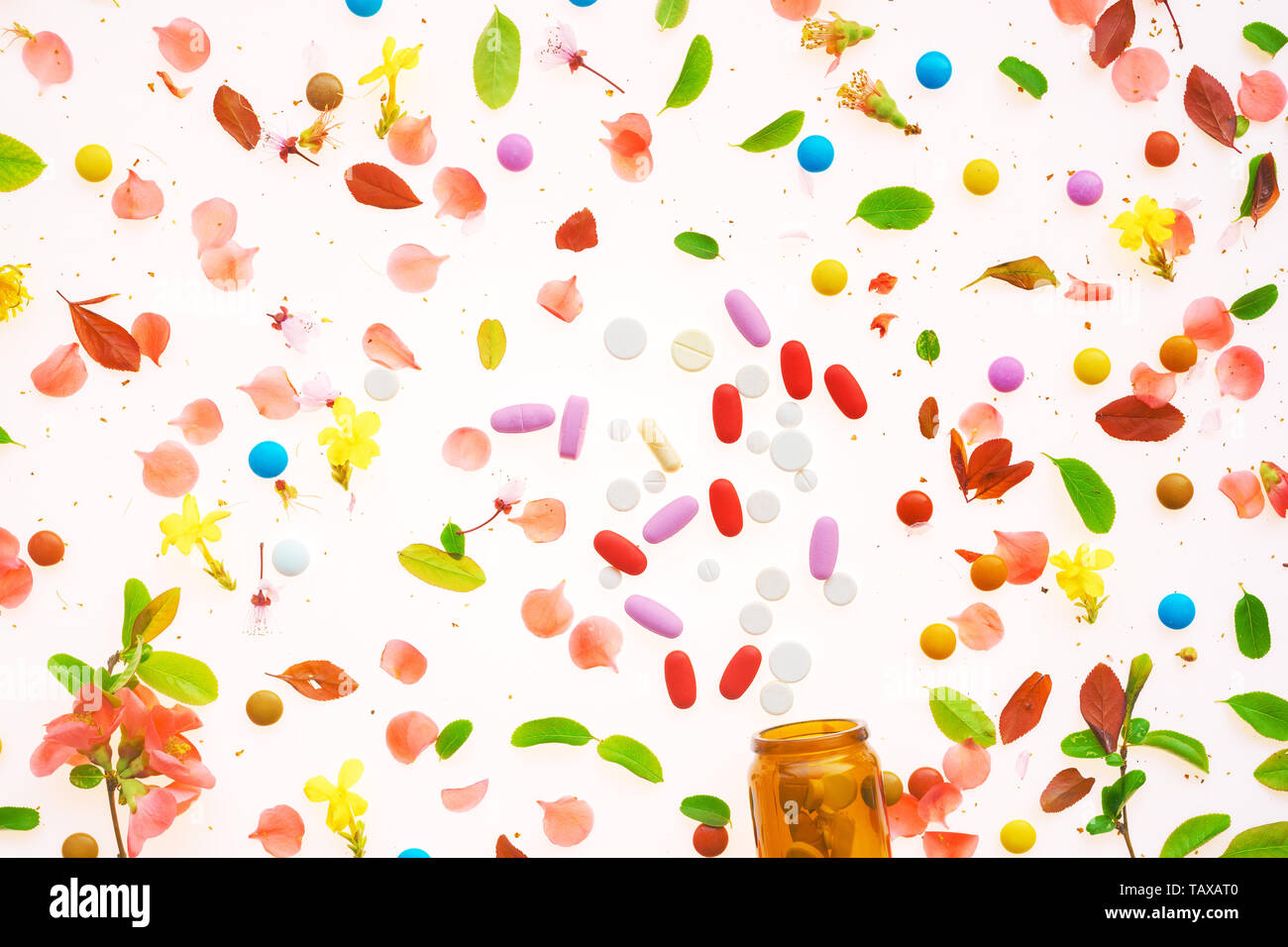 Drogen konzeptionelle Flache Ansicht verschiedener Medikamente auf farbigen Hintergrund legen Stockfoto