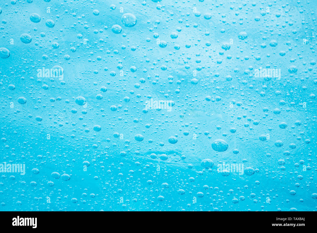 In Alaska, einem blauen Pool auf der Oberseite des Matanuska Gletscher hat wieder eingefroren mit Luftblasen im Inneren eingeschlossen. Stockfoto