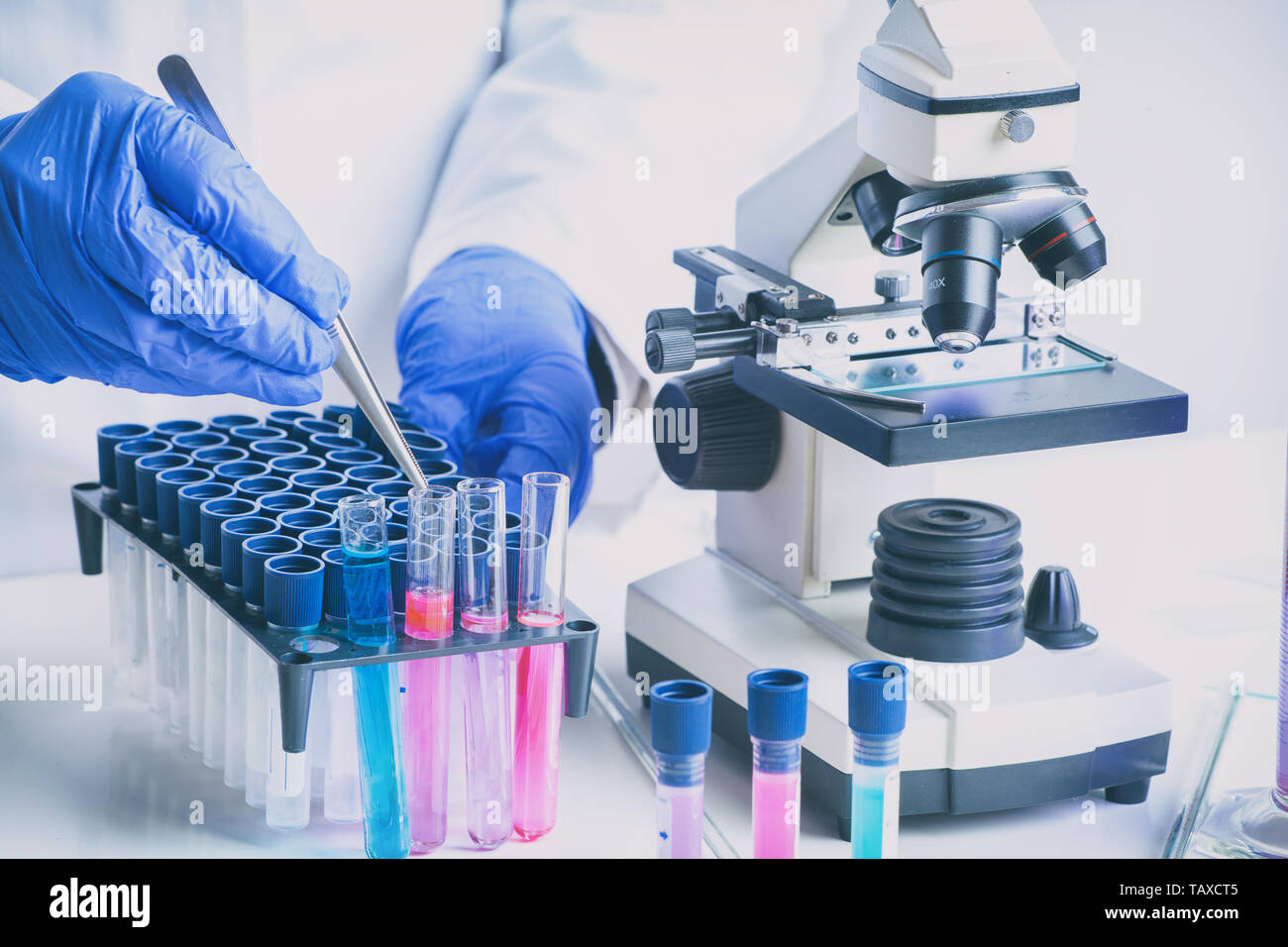 Wissenschaftler Mit Einem Reagenzglas Im Labor Arbeiten Medizin Oder Chemie Forschung Konzept Stockfotografie Alamy